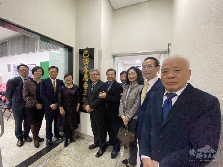 徐佳青（左四）、貴賓及崇正會重要幹部在崇正會的招牌前合照