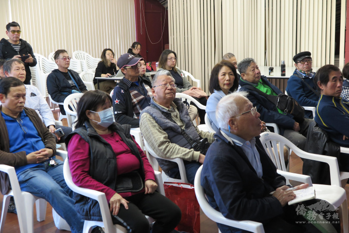 鄉親們聚精會神與吳祖銘教授一同回顧臺紐正體中文活字印刷的歷史