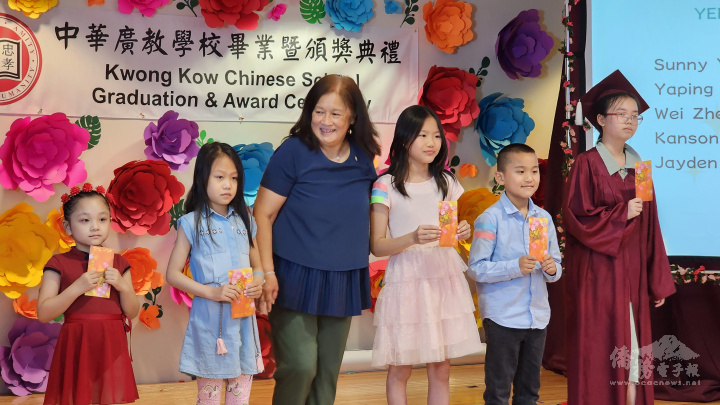 余寶愛(中)發獎學金給余氏成績優異同學