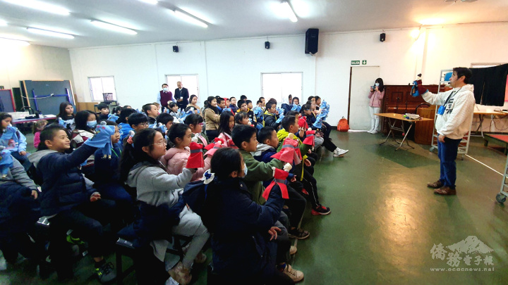 僑委會阿根廷文化種子教師黃勝煌到阿根廷華興中文學校分享布袋戲藝術，師生專注聆聽