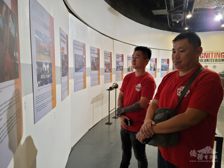 與會人士進場參觀