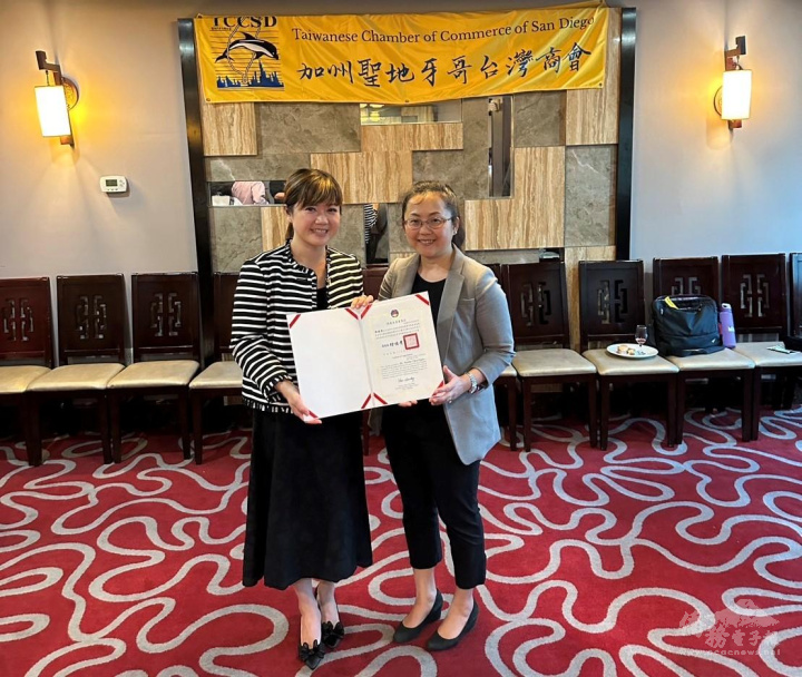 橙僑中心蕭蓓如主任(左)致頒賀狀給聖地牙哥臺灣商會2023新屆會長陳曉華。