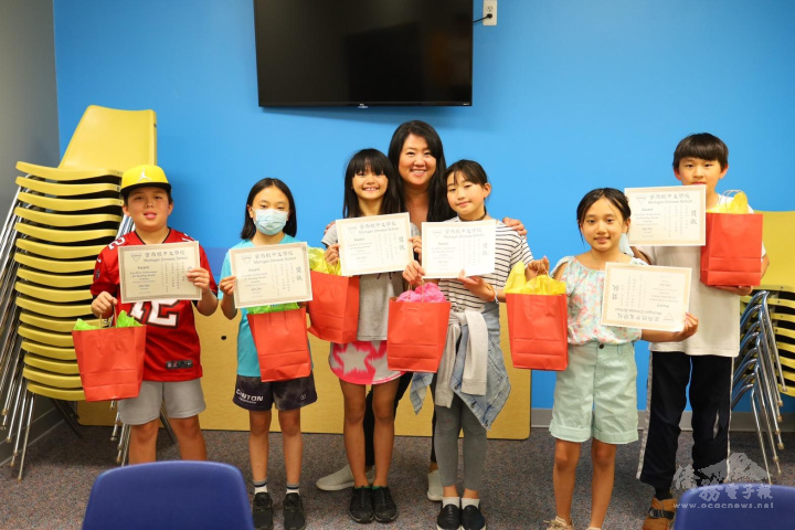 三年級班師生開心慶祝大家皆通過認字檢定