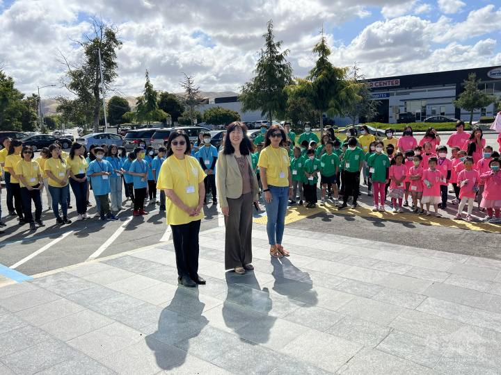 升旗典禮由(左起)單聖玲、莊雅淑及王婉君共同主持