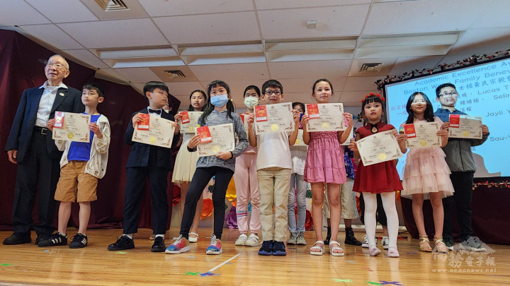 黃國麟(左一)代表黃氏宗親會頒發成績優異獎給黃氏子弟