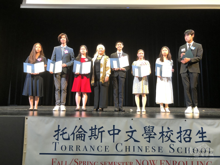 校長羅蔭葉(左四)親自頒發畢業證書予今年之畢業生