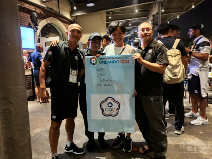 Chinese Taipei team players signing the flag during the farewell party (from left: Zong Ren Jiang, Satoshi Kawashima, Yusuke Iwama, Yu-Ting Shih)