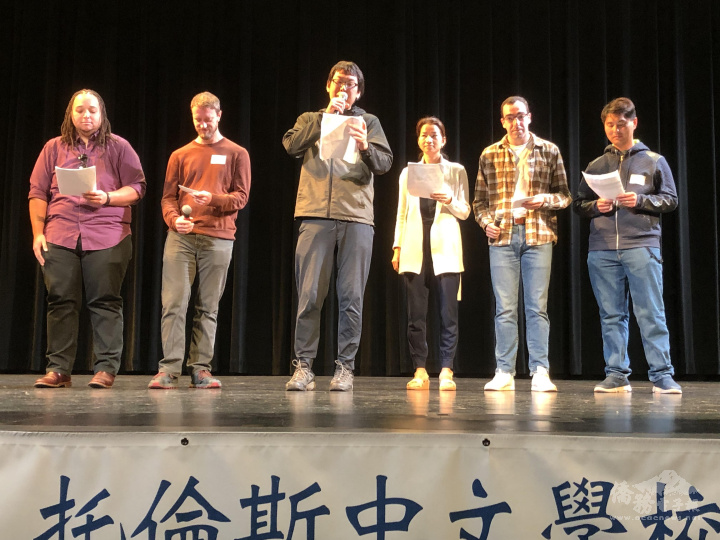 臺灣華語文學習中心學員日裔鈴木健太郎(左三)演唱國語歌曲《安靜》