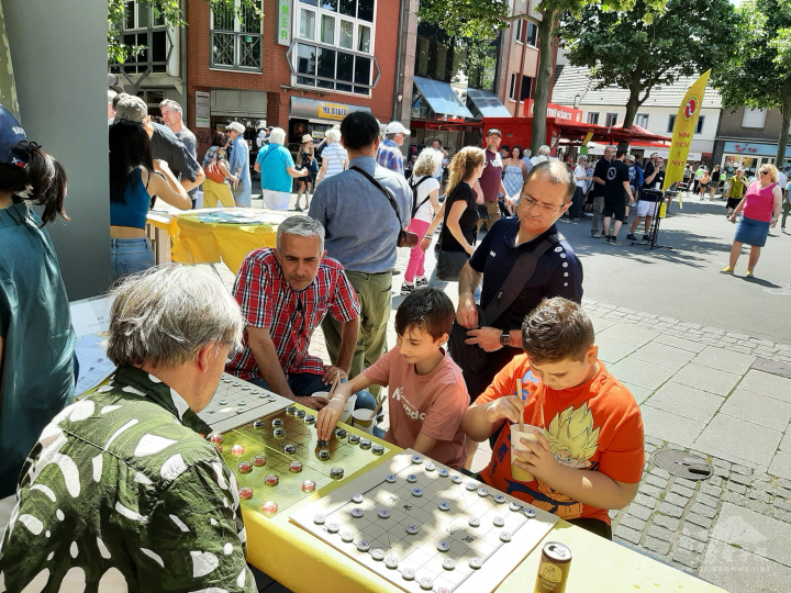 象棋區教學吸引大小朋友們下棋學習