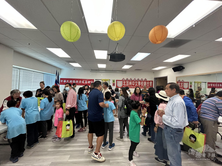 活動現場熱鬧非凡，擠滿參加的民眾