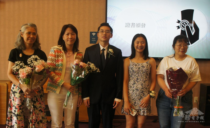 畢業生陳俞安(右二)與結業生李威儒(中)與教師們合影