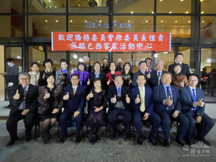 客家活動中心和崇正會重要幹部與僑委會委員長徐佳青（左四）合照