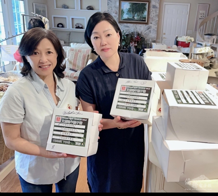 義工們幫忙將粽子裝盒分發