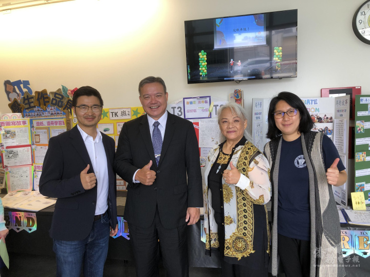 羅蔭葉(右二)介紹各年級小朋友學習成果作品