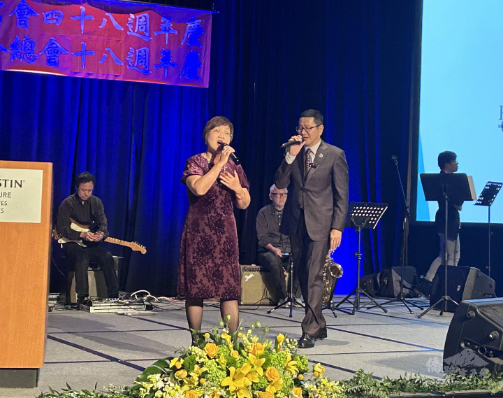 徐佳青與主持人汪蔚興合唱《月亮代表我的心》