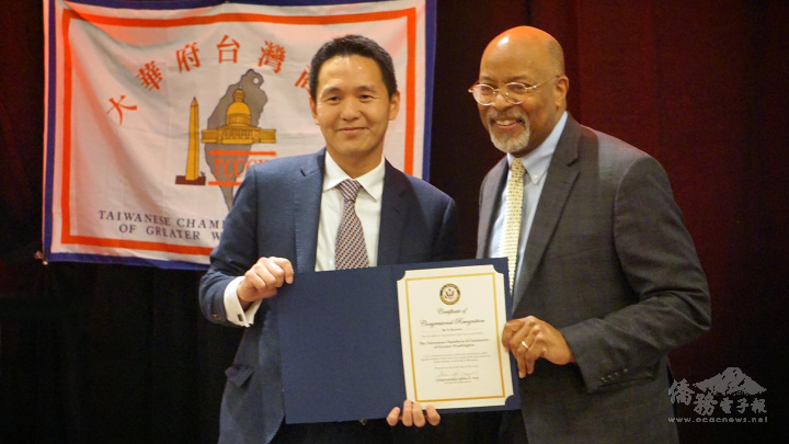 馬州聯邦眾議員格蘭．艾維(Glenn Ivey)為臺商會頒贈了賀狀。左為大華府臺灣商會會長王璿澔