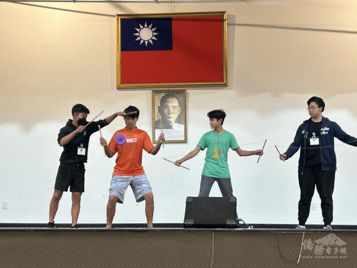 營隊小隊員在成果展中展示所學到的扯鈴技藝