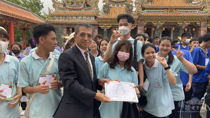 歐陽彥恆親自頒發結業證書給每位參與活動的同學