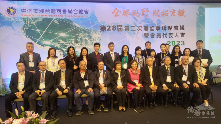 中華民國旅巴拉圭臺灣商會理監事及工作團隊於會議結束後合影