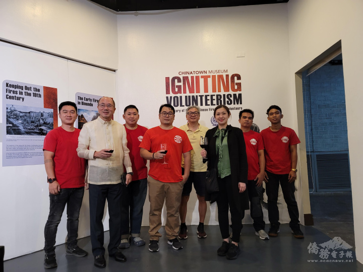 蔡立夫〈第1排中〉、許贊逢〈第1排左〉、Norico Mizoguchi〈第1排右〉與出席圖片展的菲華打火兄弟合影