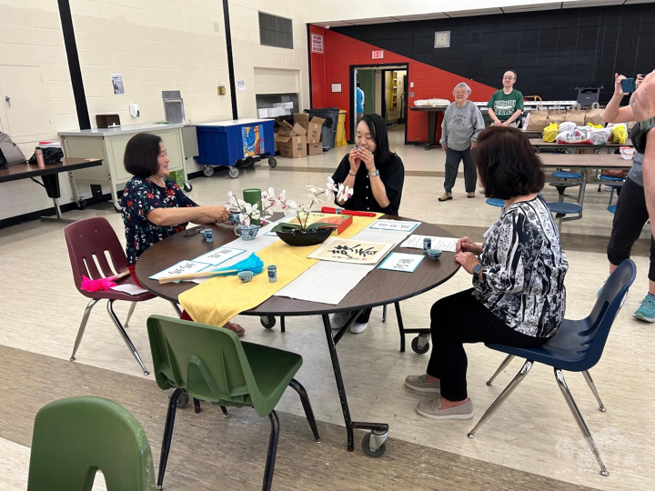 學生們品嚐阿里山高山茶