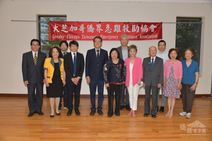 會長陳莎莎 (右四) 、駐芝加哥辦事處處長姜森 (左四) 、 領務組組長舒俞敬 (左一) 、芝加哥文教中心主任蔡季穎 (左三) 、僑務委員林瑞源 (右三) 、協會理事們、二位主講袁立平 (後排中) 及利見清 (後排右) 合影