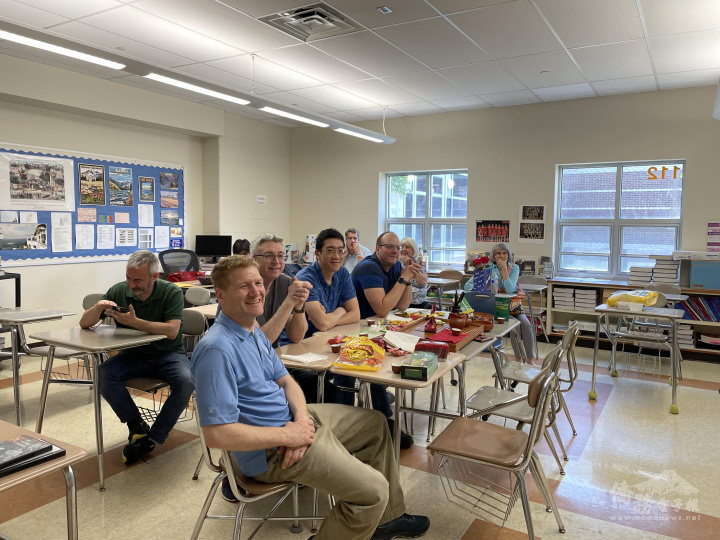 慶祝會中，學生們喝茶並品嚐臺灣零食