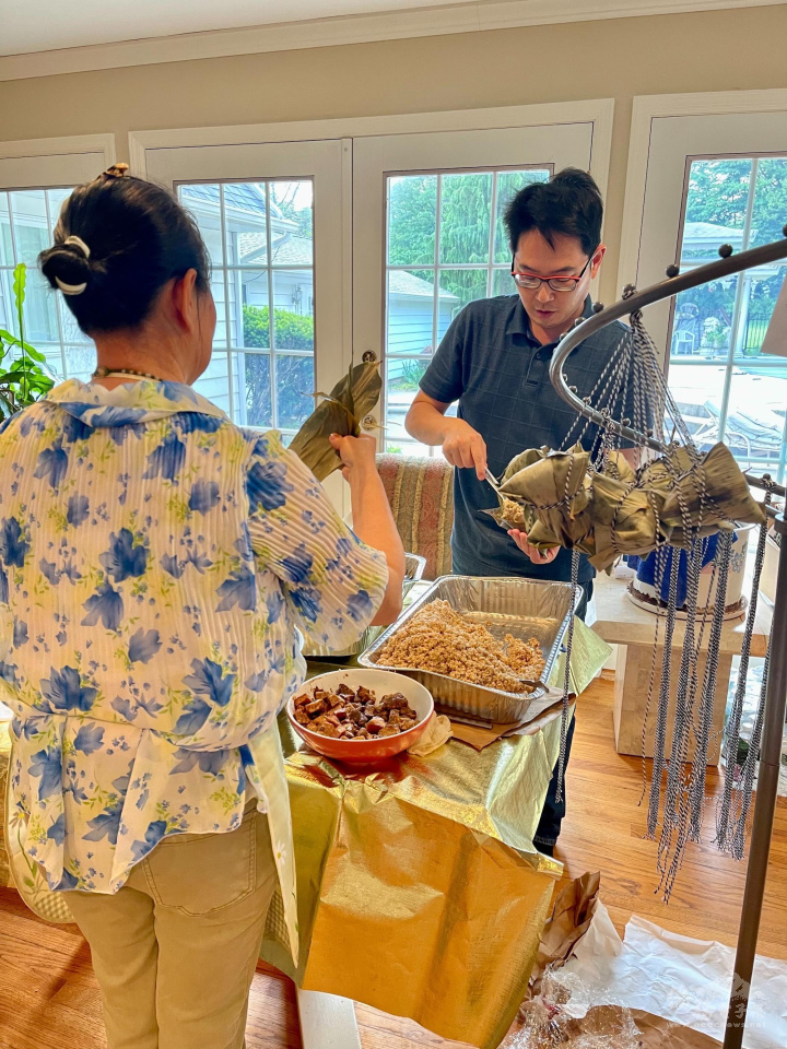 義工們幫忙包粽子