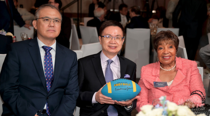 議員在足球上簽名留念：右起：前聯邦眾議員Eddie Bernice Johnson，外貿協會董事長黃志芳，外貿協會主任頼文毅