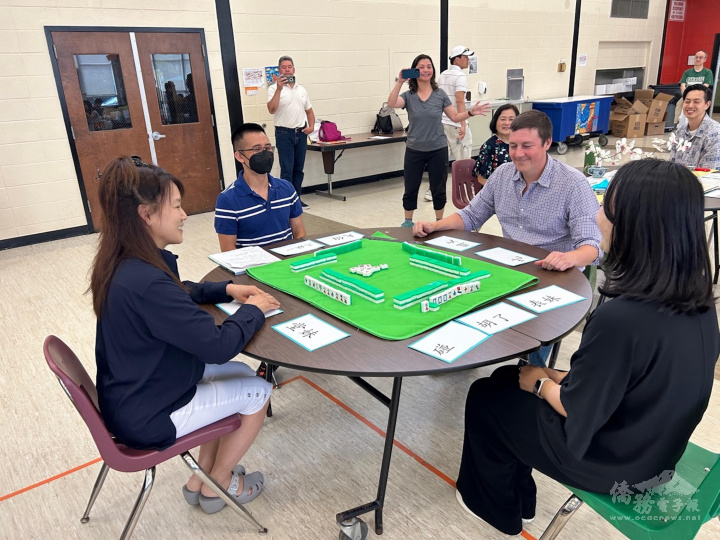 學生在打麻將中練習對話