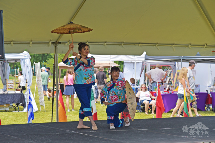 彭慧真及洪惠麗表演客家傘舞 《娥媚月》