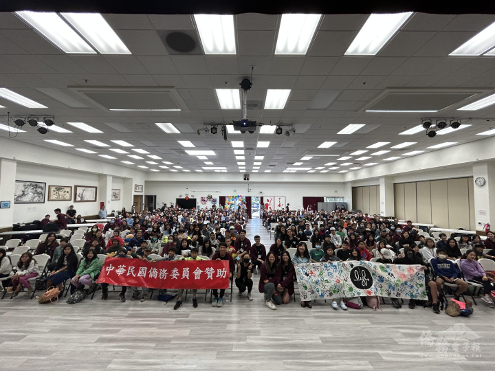 夏令營結業式現場坐滿營隊志工、隊員與家長