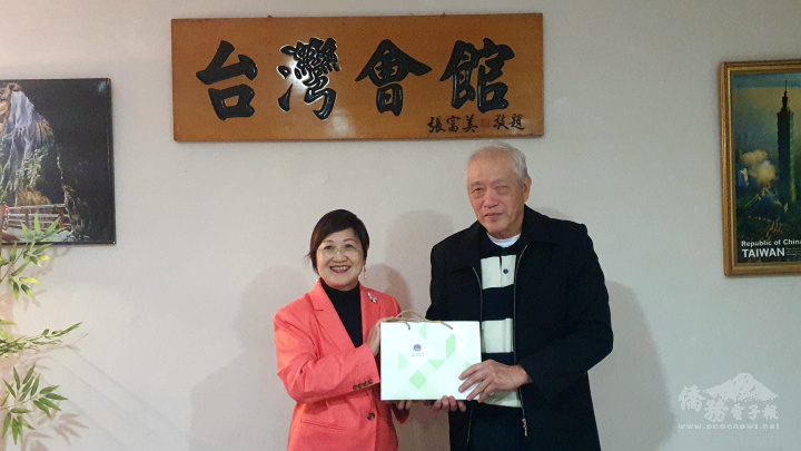 徐佳青肯定阿根廷臺灣僑民聯合會的努力，守護移民文化的艱辛，贈禮表達僑委會的感謝