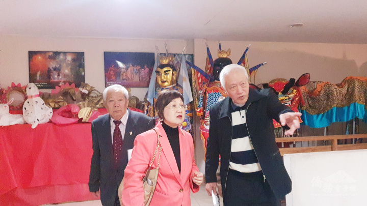 李昆堯(右1)向徐佳青(右2)解說臺灣會館歷史及阿根廷移民文物存放室所保有的移民文物