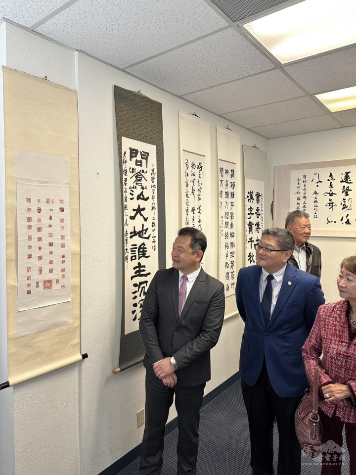 紀欽耀、僑務委員謝家樹、僑務諮詢委員黃莉莉(左至右)參觀北郡臺灣華語文學習中心