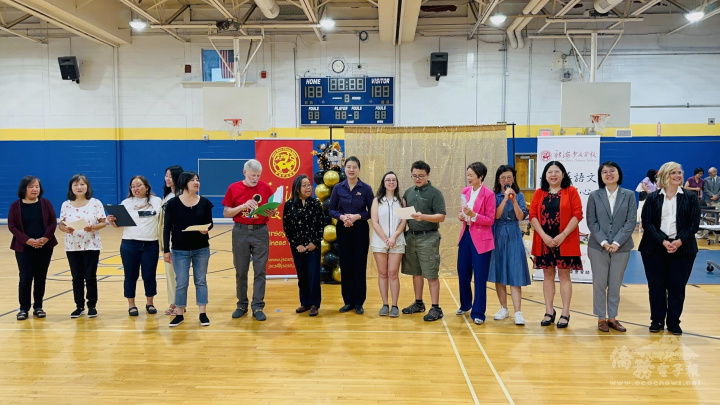 中級班學生合唱「月亮代表我的心」，展現學習成果