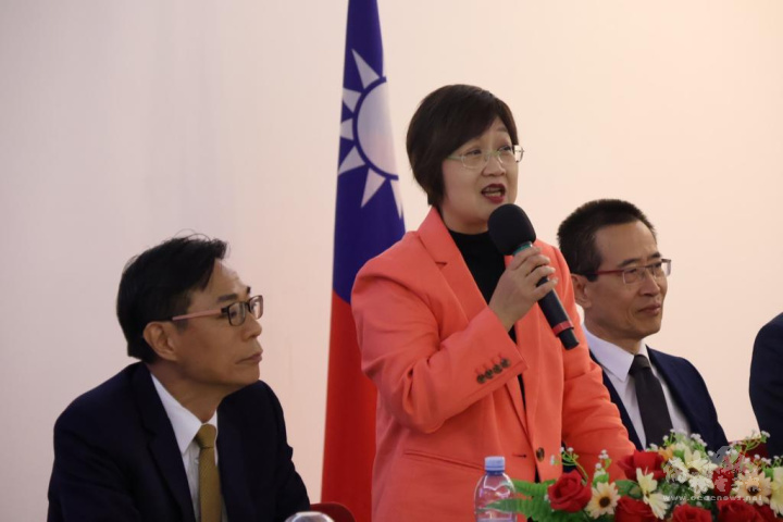 僑委會委員長徐佳青（中）親自主持僑務工作座談會