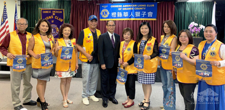 張正育(右六)表彰上屆理事團隊熱忱貢獻