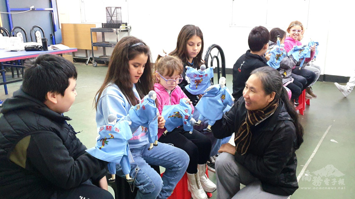 華興中文學校國際班學生也一同體驗布袋戲的文化之美