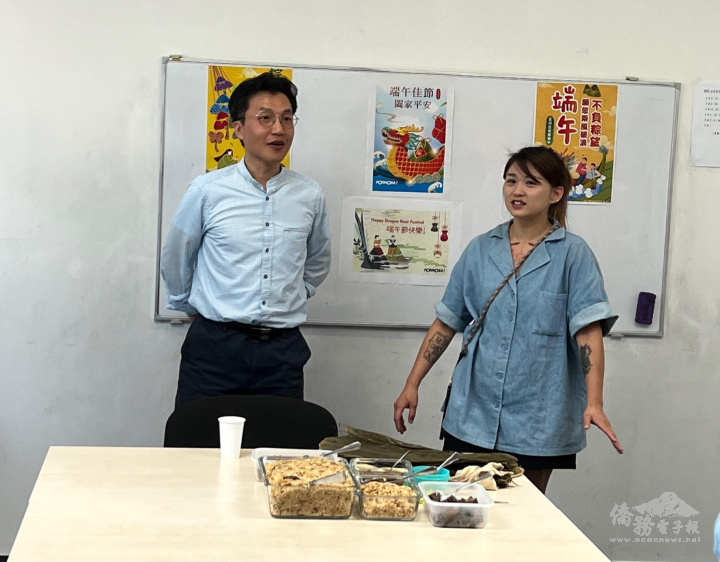 王詩惠示範包粽子  黃尚義協助講解