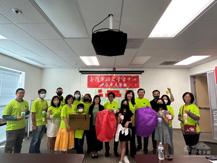 主任莊雅淑、校長寇惠風、僑務委員李文雄(後排右5、右4、右6)和與會學員合照
