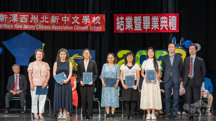 北新中文學校結業典禮，陳永豐(右二)頒發感謝狀給老師。（圖：莊榮耀提供）