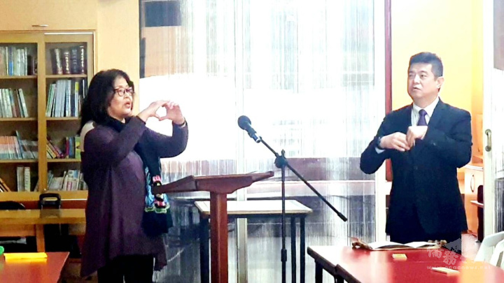 現場藉由歌曲學習手語讓大家感受相聚的溫暖，傳達對彼此的關懷，與眾長輩們共歡端午佳節