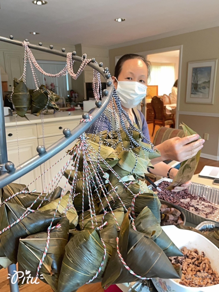 義工們幫忙包粽子