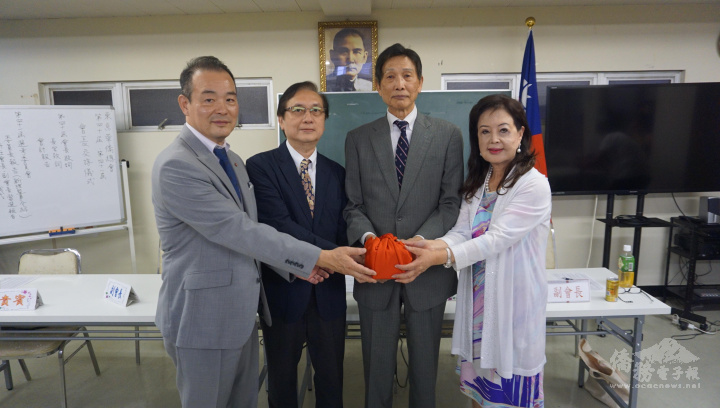 張君成（左1）在謝延淙（左2）、選務委員長河道台（右2）監交下，交接給蕭玉蘭（右1）