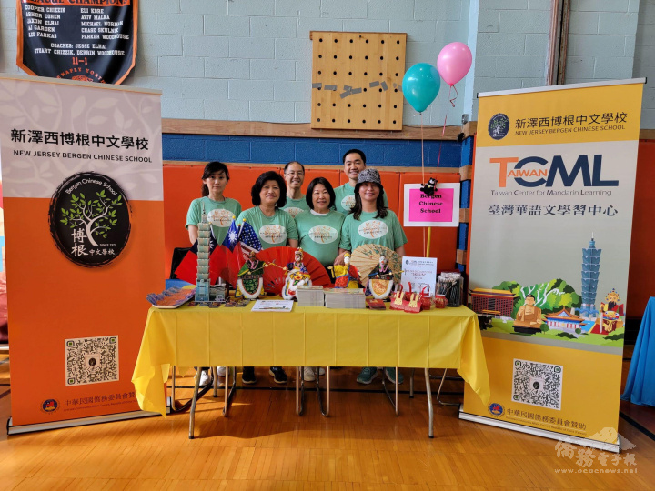 華人服務中心會長陳佳明 (後排右一)，帶領博根中文學校校長鍾文祥 (後排左一)、教務林淑萍 (前排左二)、註冊文思蘋 (前排左一)、教師趙麗雲 (前排右一) 和李靜玲 (前排右二) 參加此項公益活動。