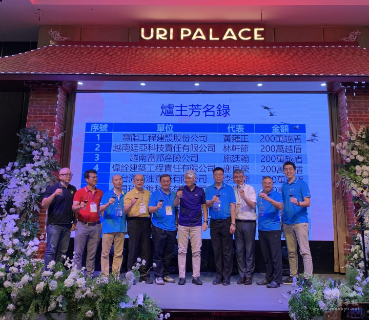 駐越南代表處大使石瑞琦(右5)、北寧商會會長林軒節(右4)、名譽會長黃雍正(右2)、副會長謝良榮(左5)及同奈商會會長吳明穎(右3)等貴賓，共同向全體會員舉杯祝福端午安康，會議圓滿成功