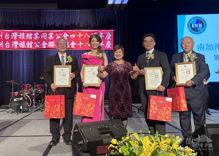 徐佳青致頒賀狀及感謝狀給新任總會長鄭吉成(右二)、滿任總會長陳清亮(右一)，另頒贈賀狀予續任會長張郁芬(左二)與續任理事長許清松(左一)