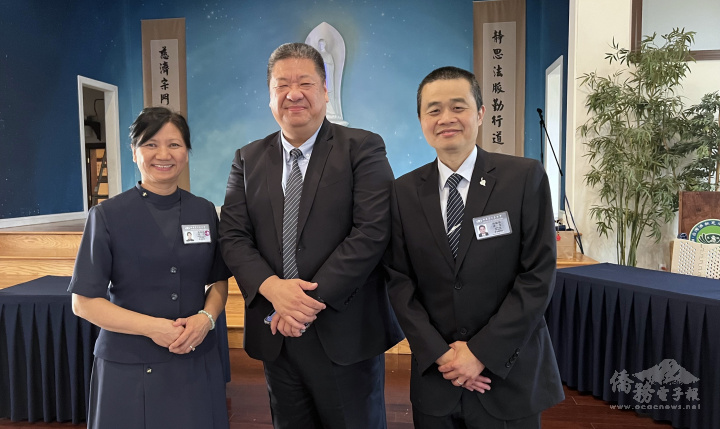 波士頓慈濟負責人長金滿(左)和林毓雅(右)主持胡光中 (中) 分享會。