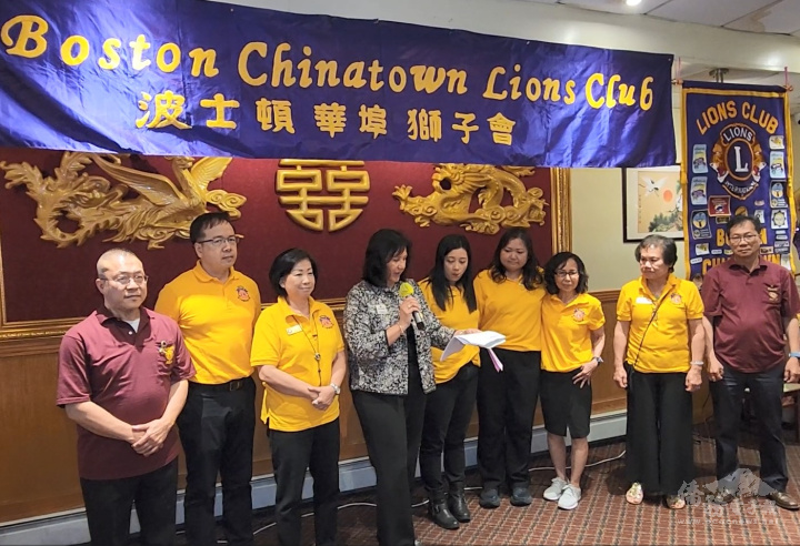 波士頓華埠獅子會董事們在麻州第33K區候任會長Ivette Mesmar主禮中，宣誓就任。左起李源沛、李典儒，蔡倩婷，周麗玲，林淑明，丁慧明，余麗媖，雷國輝